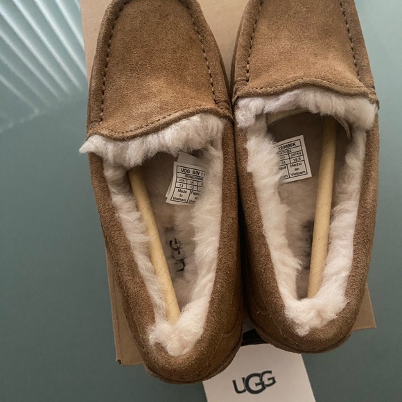 Kids UGG Ascot slippers- Brand NEW - Picture 8 of 11